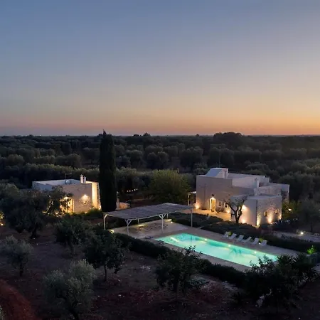 With Pool At Ostuni فيلة