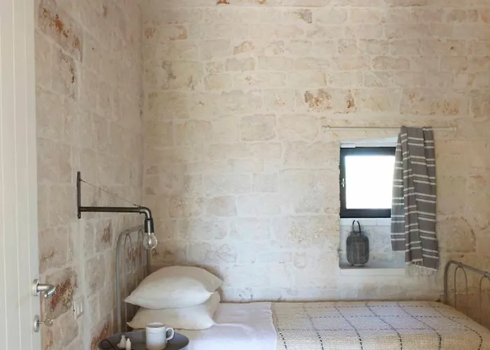 With Pool At Ostuni וילה קרוביניו