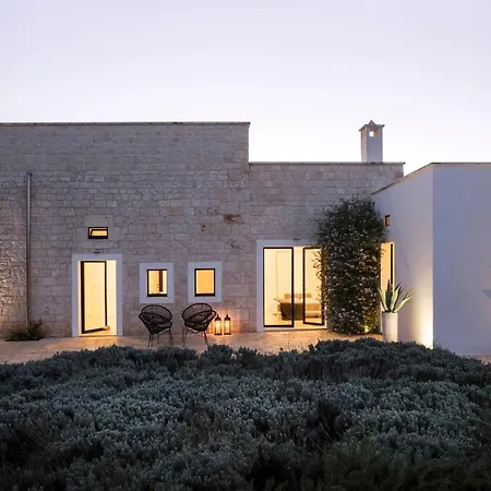 With Pool At Ostuni 카로비그노